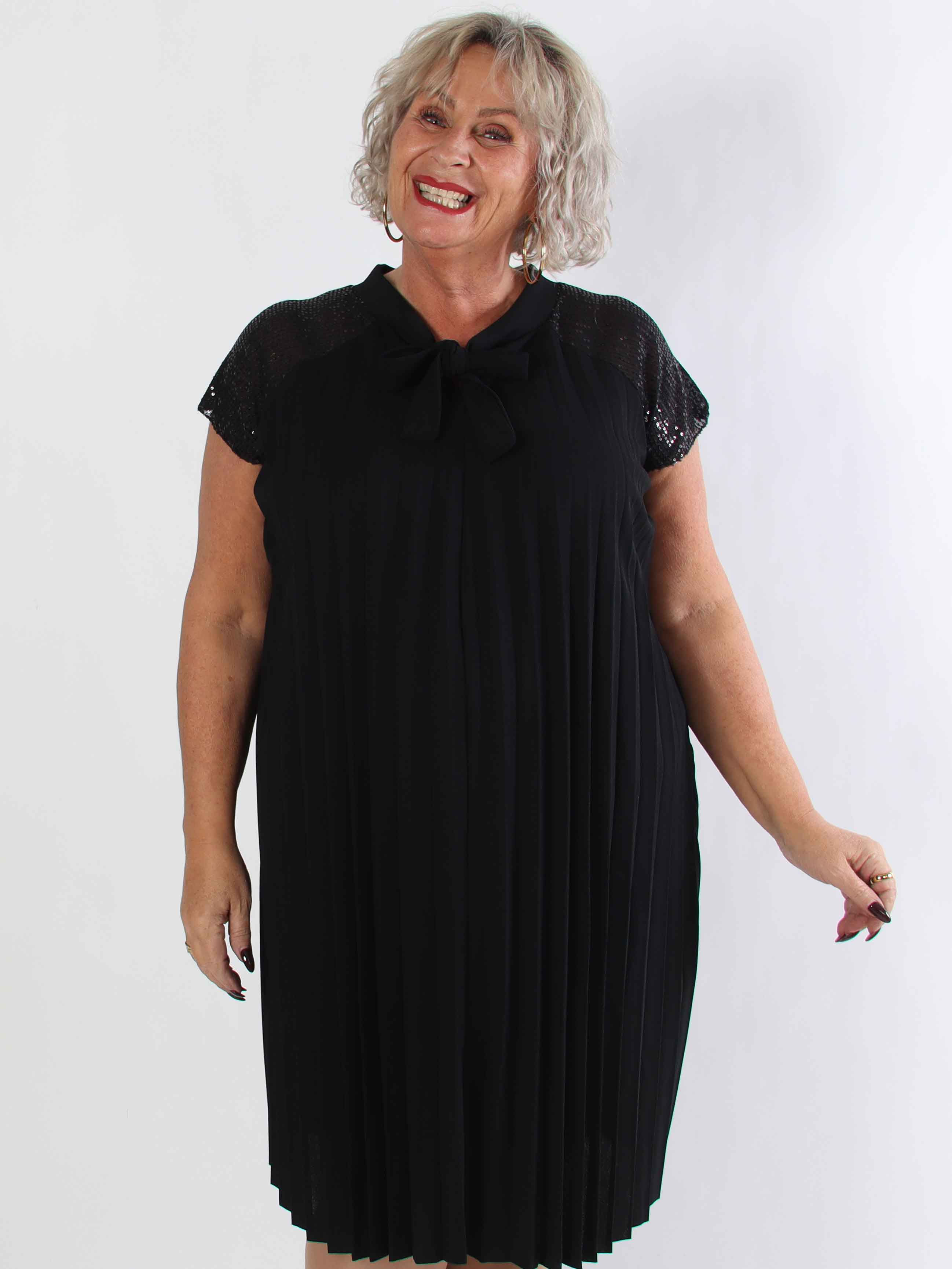 Electra - Plisseret plus size kjole med A-facon og pailletærmer